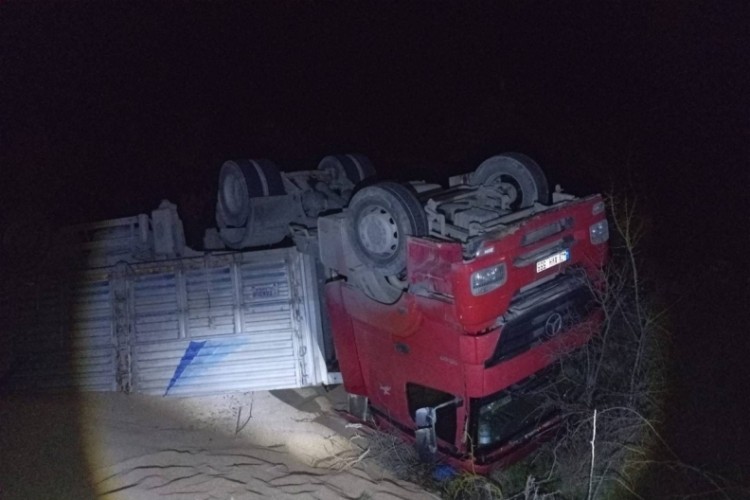 Seyir halindeki tır devrildi; 3 yaralı