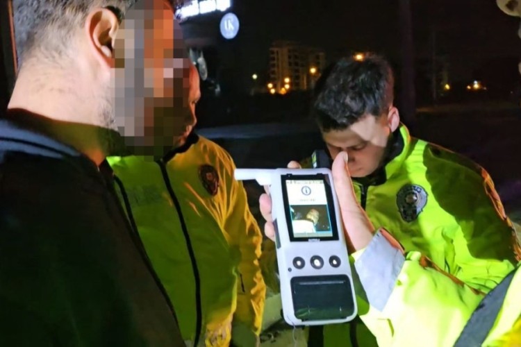 Bursa'da alkollü sürücü kaza yapınca suçu eşine attı!