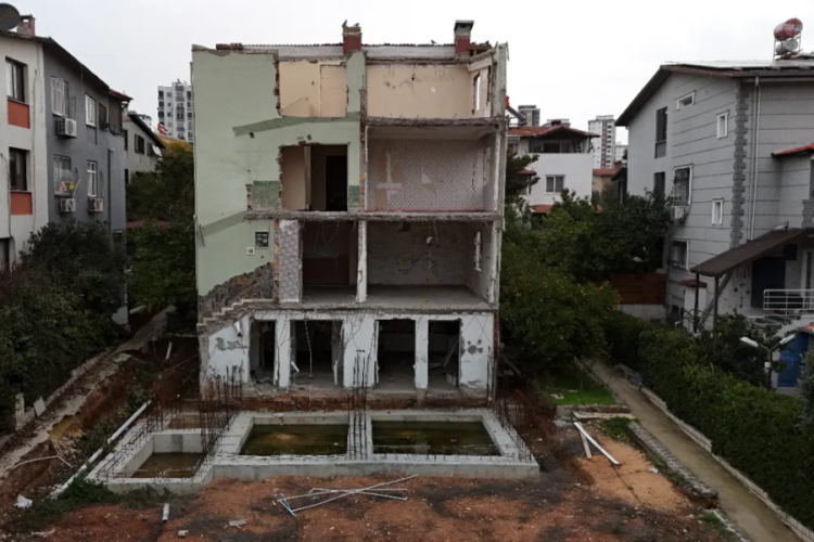 Belediyede skandal! Kaçak inşaata yıkım kararı