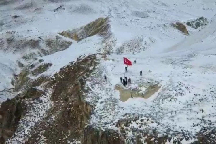 Erzurum'da k&ouml;y&uuml;n en y&uuml;ksek noktasına T&uuml;rk bayrağı