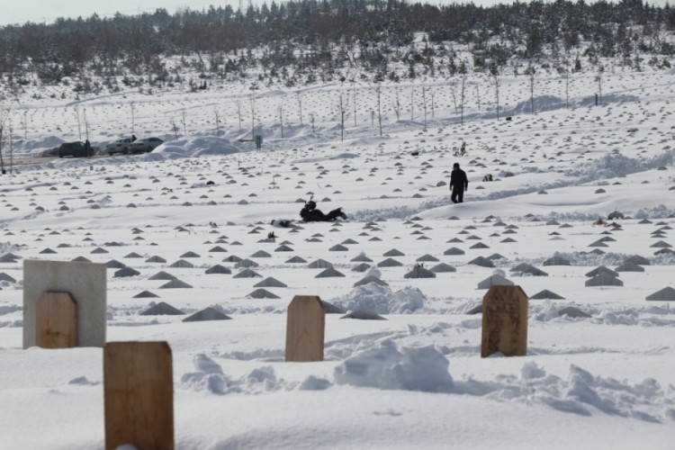 Karla kaplanan mezarda yakınlarının kabirlerini bulmakt...