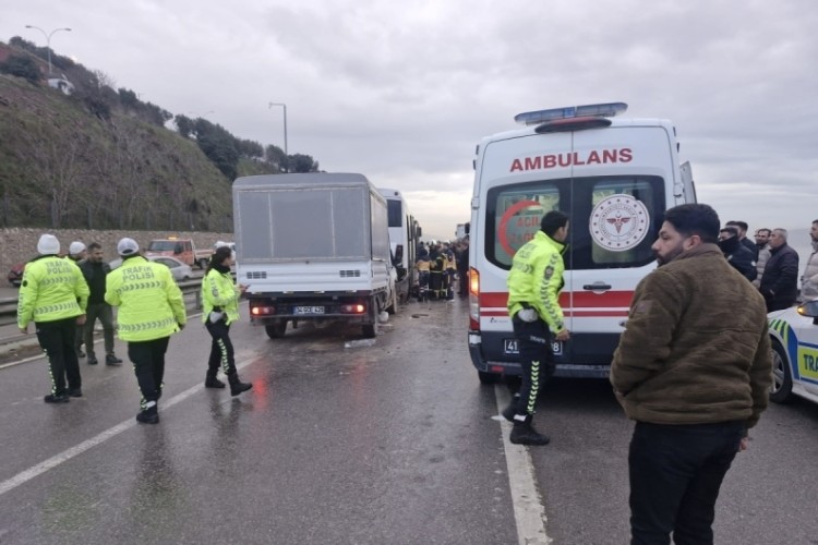 Kocaeli'de 3 ara&ccedil;lı zincirleme kaza: 7 yaralı