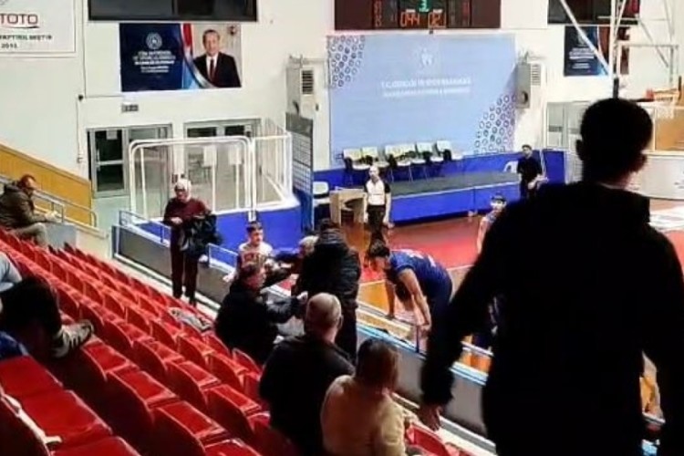 Kocaeli'de U16 basketbol ma&ccedil;ında yumruklar havada u&ccedil;uştu