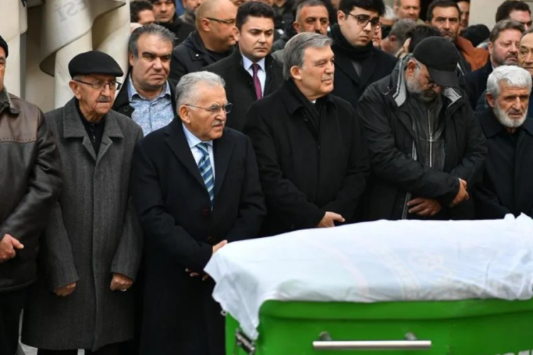 Abdullah G&uuml;l'&uuml;n acı g&uuml;n&uuml;! Cenazede saf tuttu