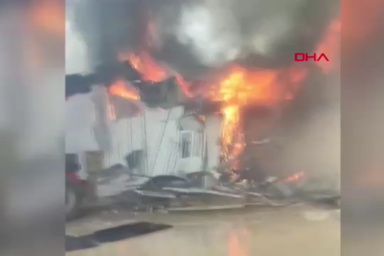 Hatay'da iş&ccedil;ilerin kaldığı konteynerde yangın