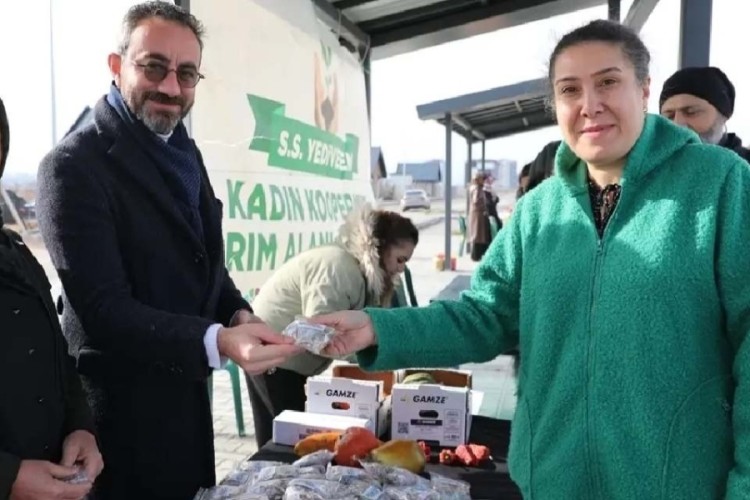 Paket paket vatandaşa bedava dağıtıldı: Almak i&ccedil;in sıraya girdiler