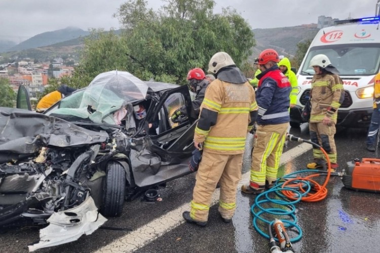 İzmir'de zincirleme trafik kazası: &Ccedil;in uyruklu 2 kişi yaralandı!
