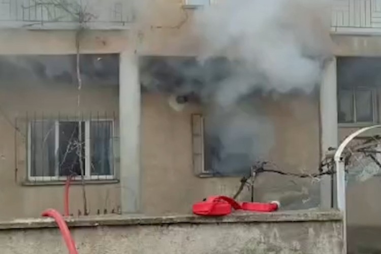 İtfaiyeci gaz sızdıran t&uuml;p&uuml; eliyle taşıyarak facianın &ouml;n&uuml;ne ge&ccedil;ti