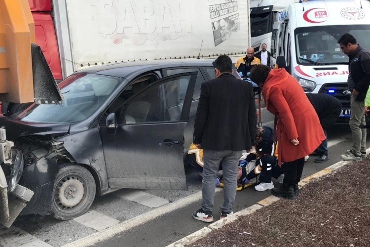 Otomobil, kırmızı ışıkta bekleyen tıra &ccedil;arptı: 1 yaralı