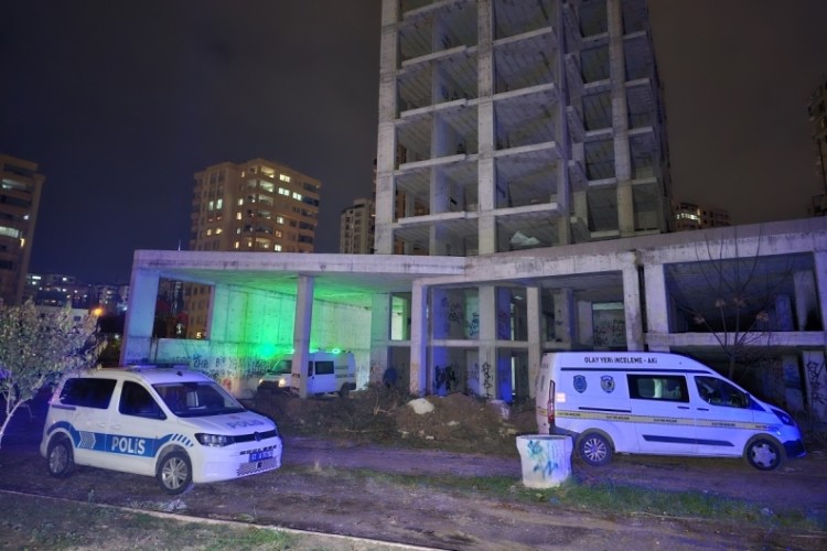 Dengesini kaybedip ikinci kattan d&uuml;şt&uuml;! Su birikintisinde boğuldu...