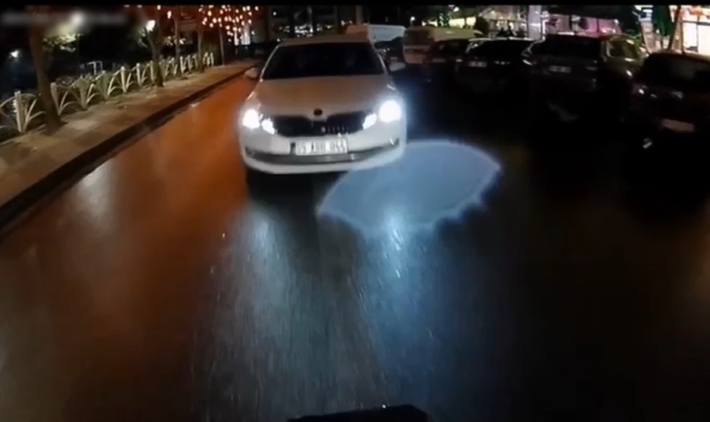Motosikletle otomobilin kafa kafaya &ccedil;arpıştı!