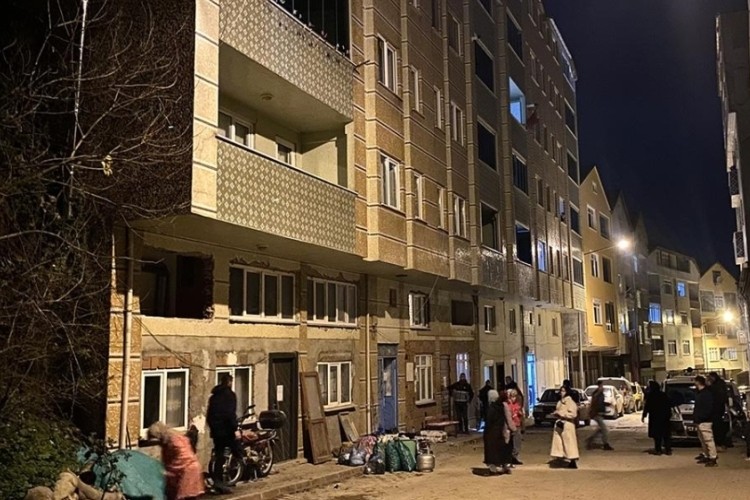 &Ccedil;atlaklar korkuttu, bina tahliye edildi...