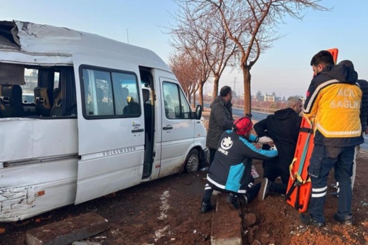 Ağaca &ccedil;arpan servisteki 7 kişi yaralandı