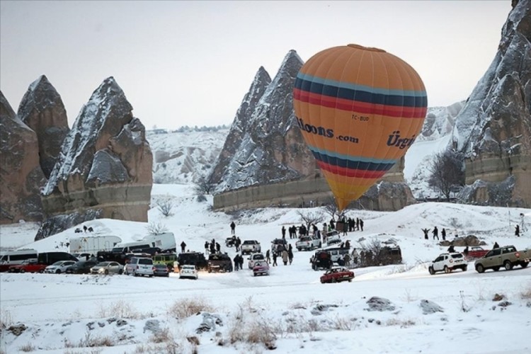 Kapadokya'da balon turları olumsuz hava koşulları nedeniyle 4 g&uuml;nd&uuml;r yapılamıyor