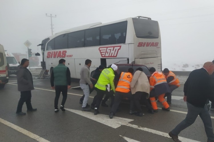 Gemerek'te zincirleme kaza! Yaralılar var
