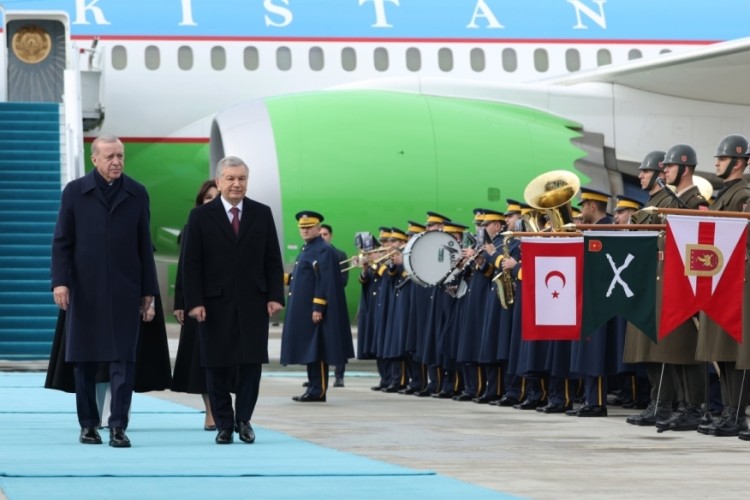 Cumhurbaşkanı Erdoğan, &Ouml;zbekistan Cumhurbaşkanı Mirziyoyev'i havalimanında karşıladı
