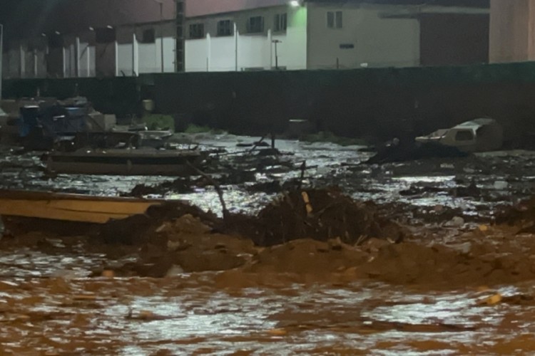 Sağanak yağış nedeniyle &ccedil;ay taştı! Yol trafiğe kapandı