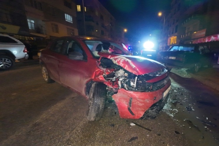 Park halindeki araca &ccedil;arpan otomobilin s&uuml;r&uuml;c&uuml;s&uuml; yaralandı