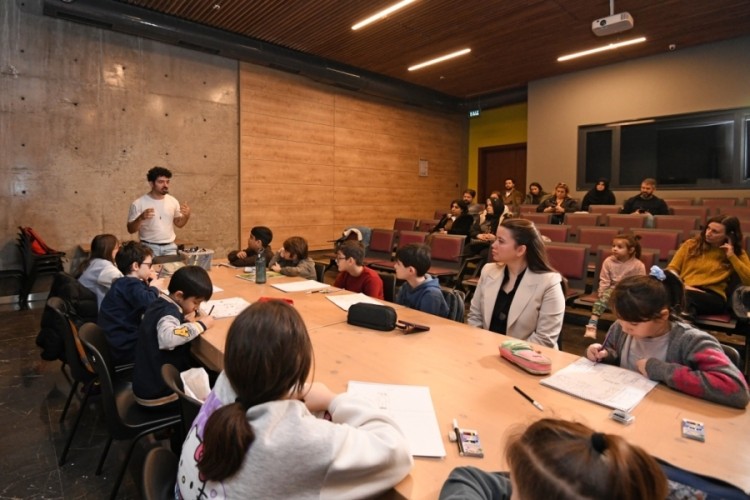 Bursa Osmangazi'de minik yazarlar ve çizerler iş başında