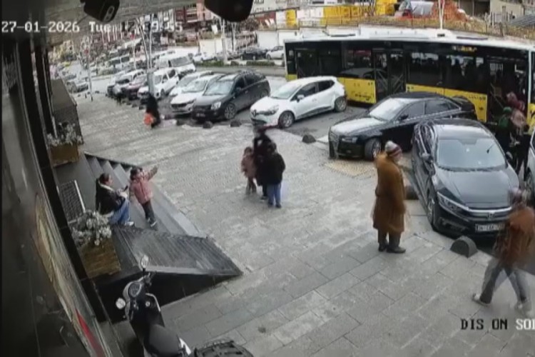 İETT otob&uuml;s&uuml;n&uuml;n park halindeki ara&ccedil;lara &ccedil;arptığı kaza kamerada