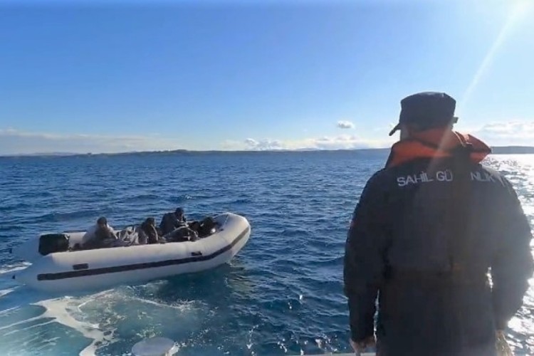 İzmir a&ccedil;ıklarında 43 d&uuml;zensiz g&ouml;&ccedil;men yakalandı