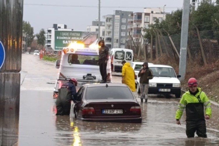 Sağanak hayatı fel&ccedil; etti: Ara&ccedil;larında mahsur kalan vatandaşları itfaiye kurtardı