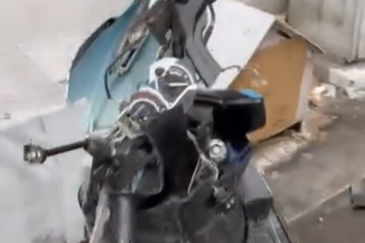 Binadan d&ouml;k&uuml;len par&ccedil;alar aşağıdaki motosikletlere zarar verdi