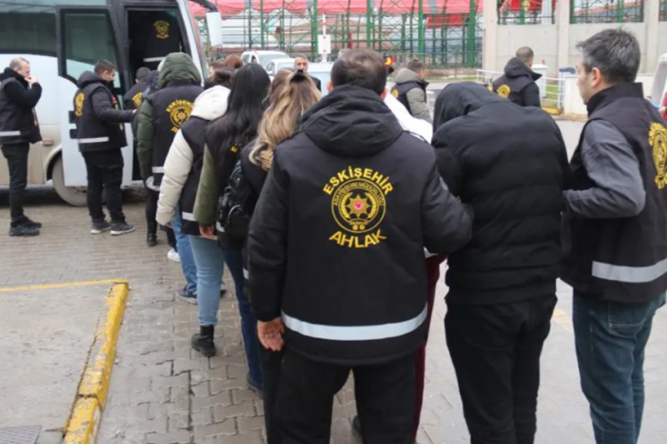6 ilde fuhuş operasyonu! 15 kadın kurtarıldı