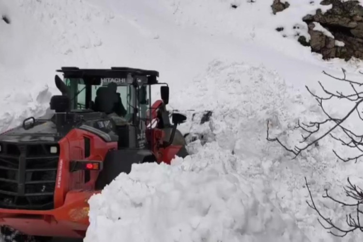 Sason'da kapanan mezra yolları ulaşıma a&ccedil;ıldı