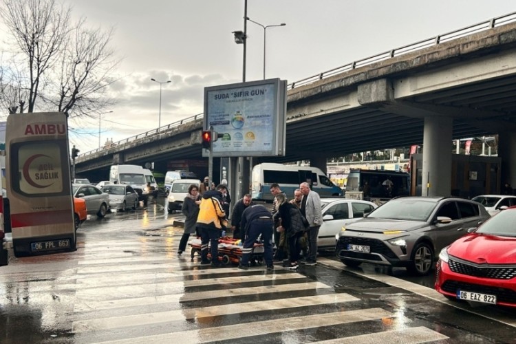 Yaya ge&ccedil;idinde otomobilin &ccedil;arptığı kadın yaralandı
