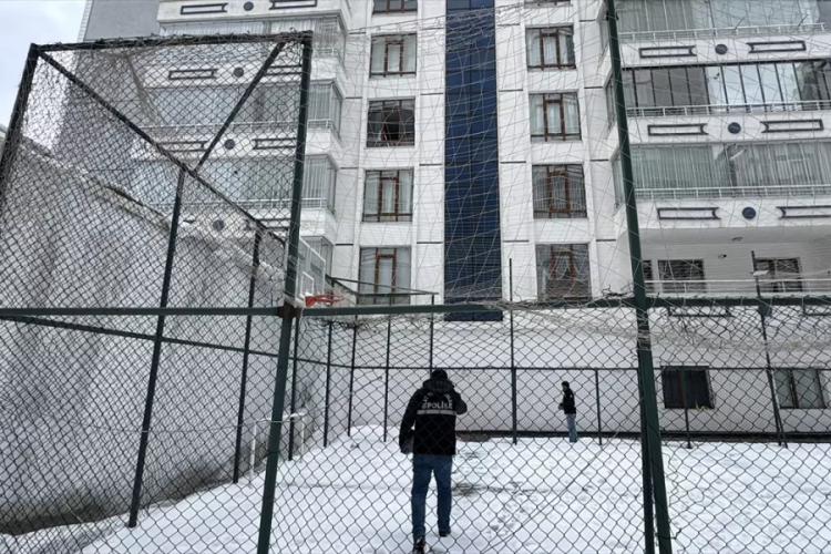 Erzurum'da cam silen kadın 3. kattan d&uuml;şt&uuml;! Feci şekilde...