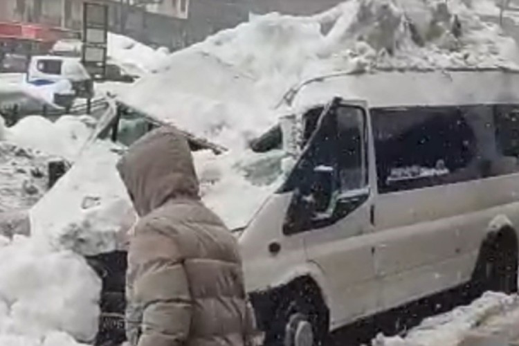 &Ccedil;atıdan d&uuml;şen kar k&uuml;tlesi aracı kullanılmaz hale getirdi