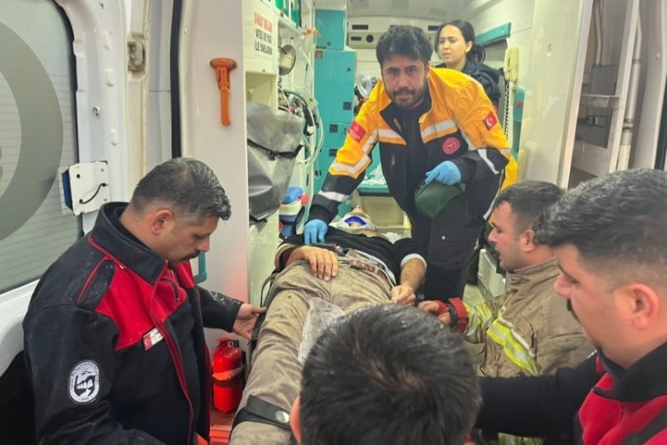 Hatay'da minib&uuml;s, otomobille &ccedil;arpıştı: 5 yaralı