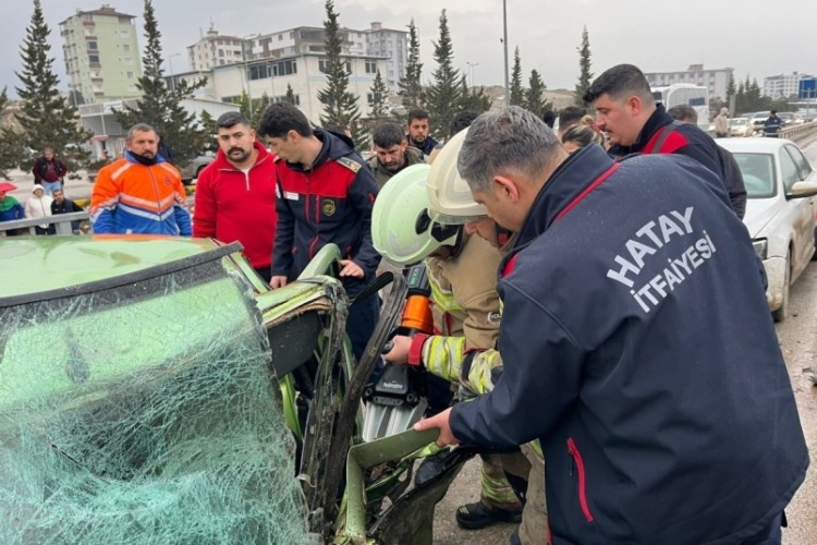 Hurdaya d&ouml;nen otomobil &ouml;ğretmene mezar oldu
