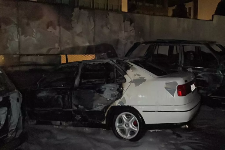 Sarıyer'de otoparktaki 5 otomobil yandı