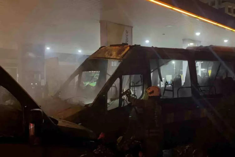 Benzin istasyonunda 2 minib&uuml;s alev alev yandı