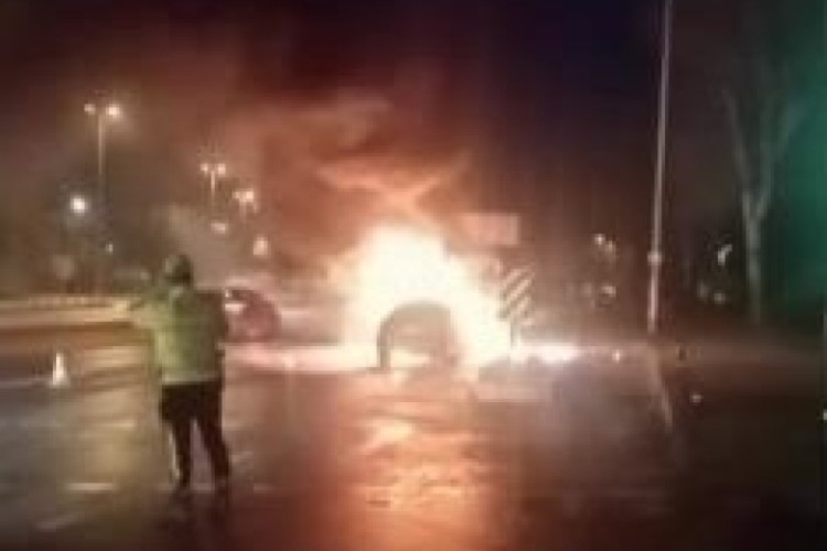 Bir otomobil daha seyir halindeyken alev alev yandı...
