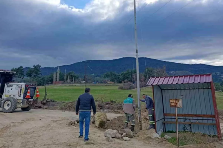 Bu kadarı da pes dedirtti! Bayrak direğinin ipini &ccedil;aldılar