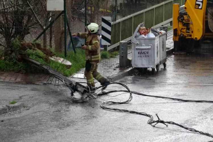 Hafriyat kamyonu elektrik tellerine takıldı!