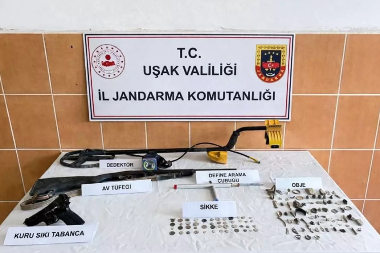 Uşak'ta bir evden onlarca sikke bulundu!