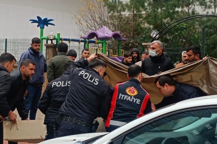 Apartmanda korkun&ccedil; olay! Sesi duyan balkona koştu