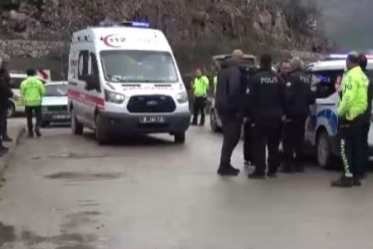 "Dur" ihtarına uymayan ehliyetsiz s&uuml;r&uuml;c&uuml; polise &ccedil;arptı