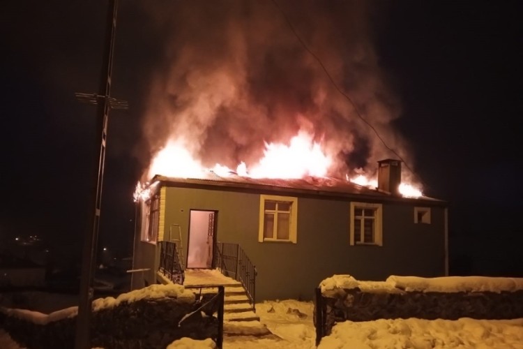 Kars'ta imam evi alev alev yandı