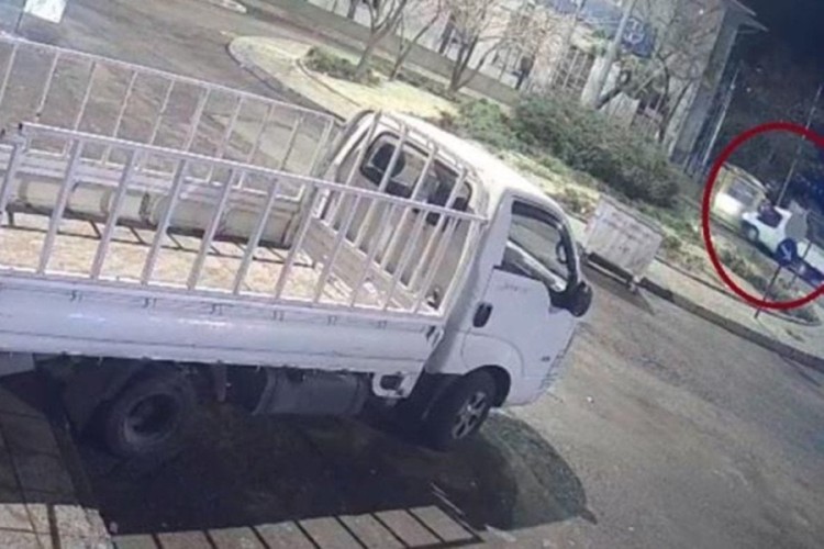 Tekirdağ'da taksi durağına &ccedil;arpan kamyonet ka&ccedil;tı