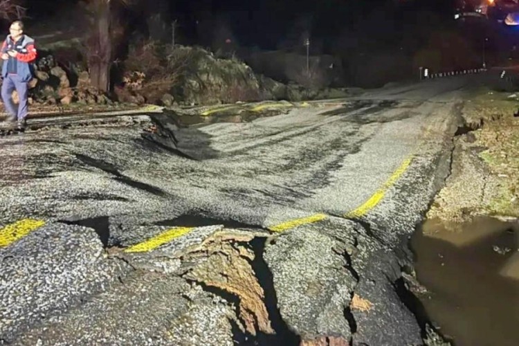 Kuvvetli yağış yolu &ccedil;&ouml;kertti