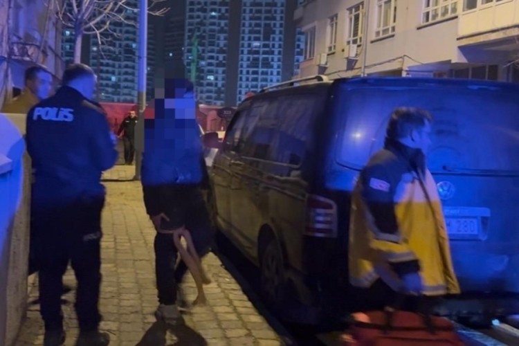 Bı&ccedil;aklanan &ccedil;ocuk binaya sığındı: 1 yaralı