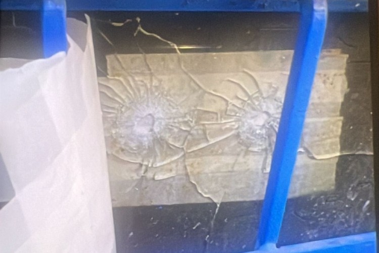Hara&ccedil; alamadığı d&uuml;kkanı kurşunlayıp sahibini darp etti: O anlar kamerada