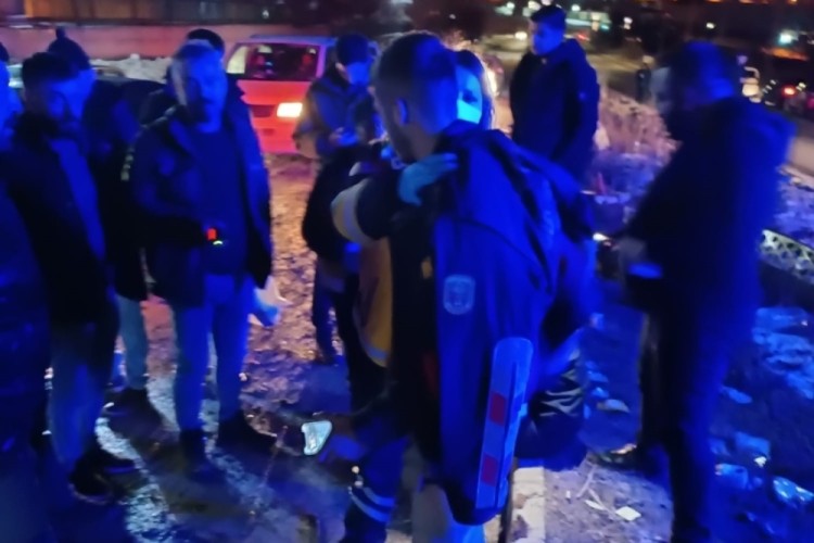 Van'da otomobil takla attı: 2 yaralı