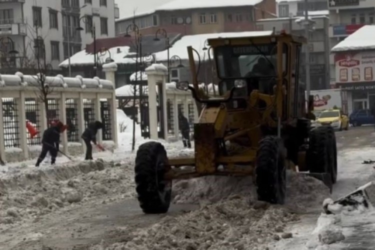 Patnos'ta kar temizleme &ccedil;alışması aralıksız s&uuml;rd&uuml;r&uuml;l&uuml;yor