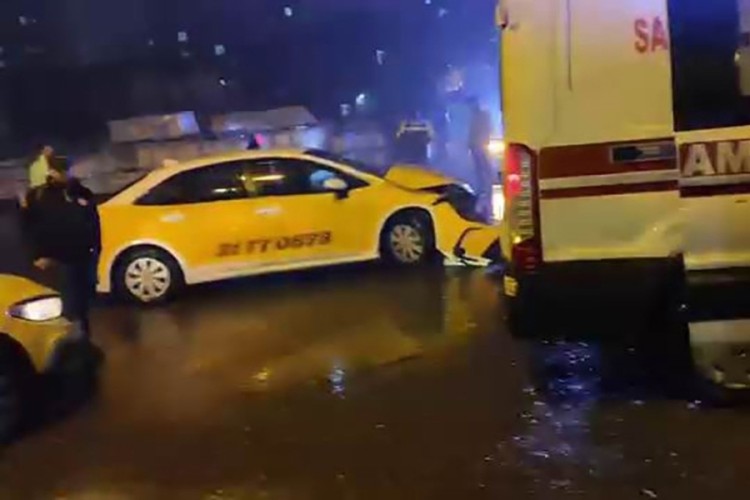 Diyarbakır'da ticari taksi ile yolcu minib&uuml;s&uuml; &ccedil;arpıştı: 3 yaralı